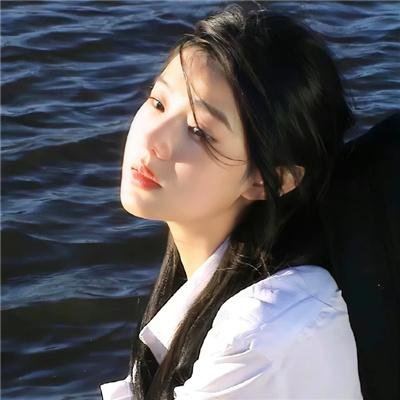 校服的裙摆